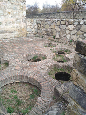 Кахетия: монастырский комплекс Икалто, кувшины для вина в земле