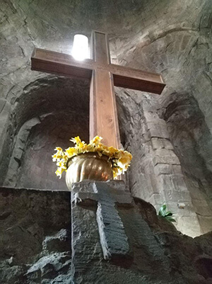 Грузия: крест в монастыре Джвари VII века