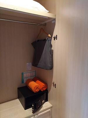 номер Delux с балконом, сумка, сейф и пляжные полотенца в шкафу