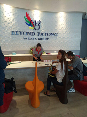 Beyond Hotel Patong 4* ресепшен с гостями