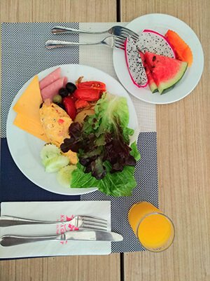 завтрак: омлет, овощи, фрукты