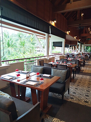 Outrigger Laguna Phuket Beach Resort 5* ресторан на террасе