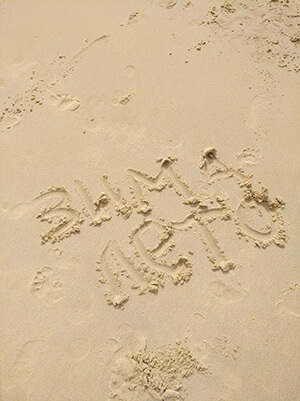 Пляж Bangtao надпись Зима Лето на песке