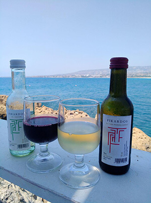 вино на фоне моря