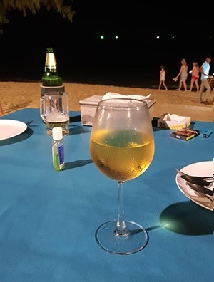 бокал вина на пляже Банг Тао